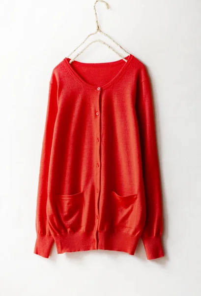 Ciepły sweter kardigan w czerwonym, jesień, zima, wiosna, piękny, luksusowy,. — Zdjęcie stockowe