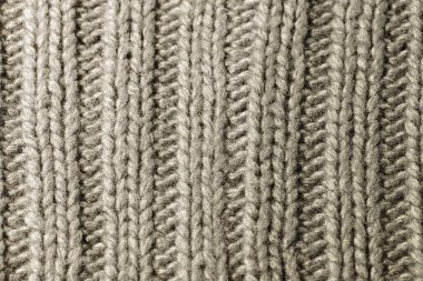 Greige veya gri ve bej kaburga veya kablo dikiş desen örme kumaş pamuk veya yün yapılmış arka plan doku. Closeup.