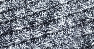 Pamuk veya yünden yapılmış siyah ve beyaz iplikler yün doku. Closeup.