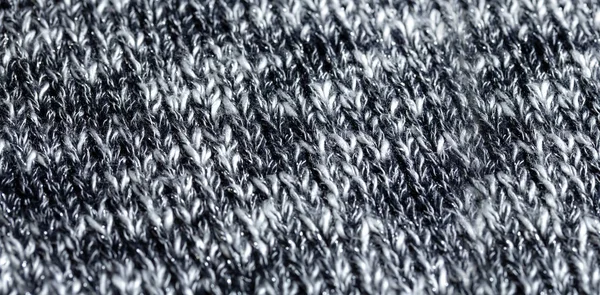 Bělostné nitě z černého a bílého vlákna vyrobené z bavlny nebo vlny. Detailní. — Stock fotografie