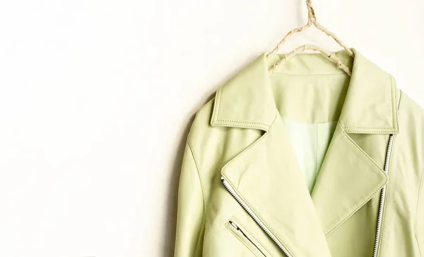 白い背景に服のハンガーに掛かる本物の革のジャケット — ストック写真