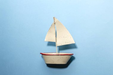 mavi arka planda Yelkenli tekne