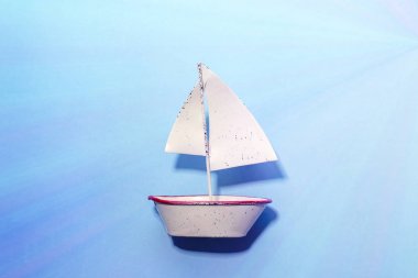 mavi arka planda Yelkenli tekne