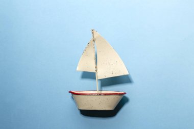 mavi arka planda Yelkenli tekne