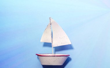 mavi arka planda Yelkenli tekne