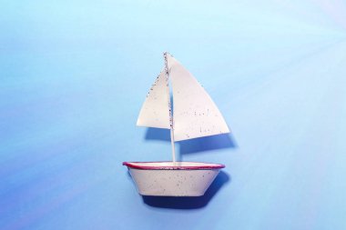 mavi arka planda Yelkenli tekne