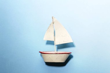 mavi arka planda Yelkenli tekne