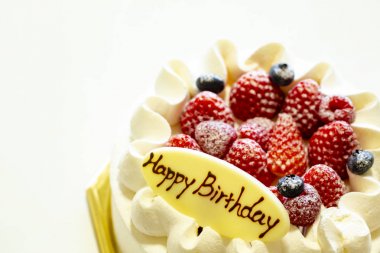 Beyaz arka plan üzerinde izole çilek ve yaban mersini taze kremalı pasta.