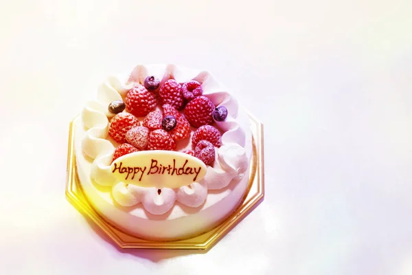 Φράουλες και βατόμουρα φρέσκα κρέμα κέικ που απομονώνονται σε λευκό φόντο. — Φωτογραφία Αρχείου
