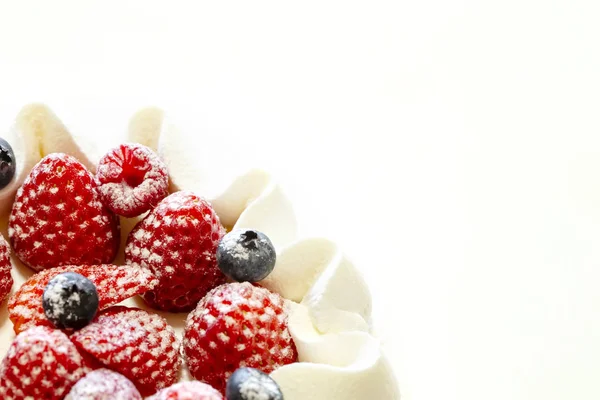Fresas y arándanos pastel de crema fresca aislado sobre fondo blanco . — Foto de Stock