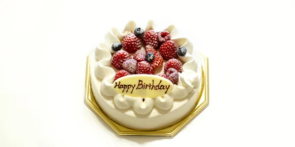 Φράουλες και βατόμουρα φρέσκα κρέμα κέικ που απομονώνονται σε λευκό φόντο. — Φωτογραφία Αρχείου