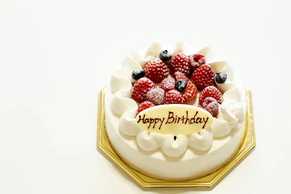 Fresas y arándanos pastel de crema fresca aislado sobre fondo blanco . —  Fotos de Stock