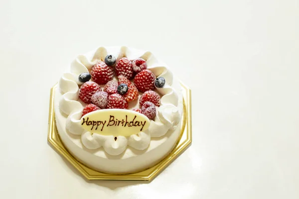 Erdbeeren und Blaubeeren frische Sahnetorte isoliert auf weißem Hintergrund. — Stockfoto