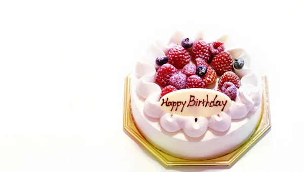 Erdbeeren und Blaubeeren frische Sahnetorte isoliert auf weißem Hintergrund. — Stockfoto