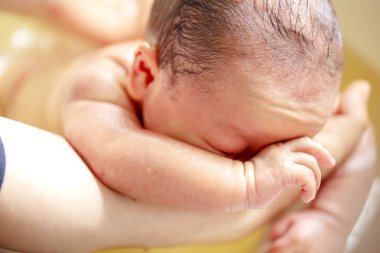 yeni doğmuş bir bebek banyo hareket . ve yeni doğmuş bir bebeğin arkasını yıkayın.