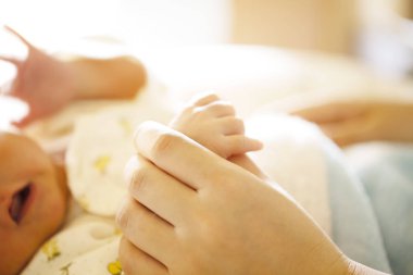 El ele tutuşmak. ebeveynin elinde yeni doğan bebek el.