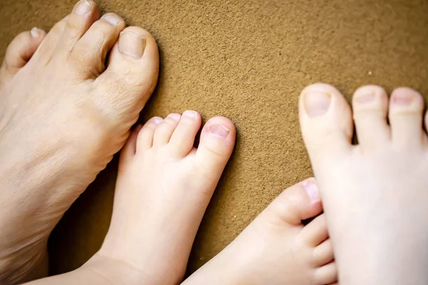 Voet van een senior en een ouder en het kind. Voet van drie generaties — Stockfoto