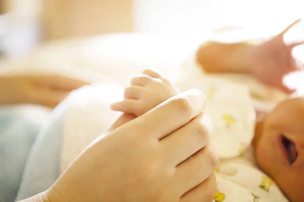 Holding Hands. hand the newborn baby in the hand of parent. — Stock Photo, Image