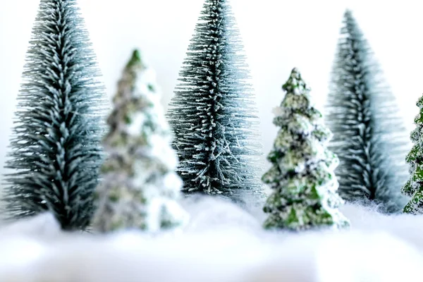 Mini śnieżne choinki w lesie. Bokeh światła tła — Zdjęcie stockowe
