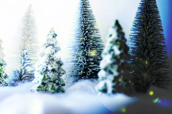 Mini śnieżne choinki w lesie. Bokeh światła tła — Zdjęcie stockowe