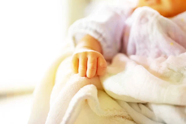 白と水色の毛布の上の新生児 - 小さな赤ちゃんの手. — ストック写真