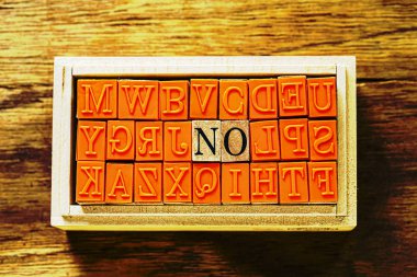 Hayır - ahşap arka plan ve kopyalama alanı karşı ahşap türü pullar izole soyut.