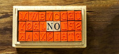 Hayır - ahşap arka plan ve kopyalama alanı karşı ahşap türü pullar izole soyut.