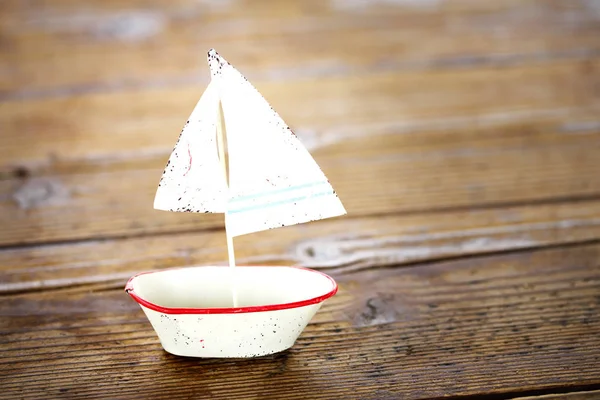 木製のテーブルにブリキの白い帆船. — ストック写真
