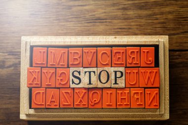 Stop - ahşap arka plan ve kopyalama alanı karşı ahşap türü pullar izole soyut.