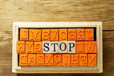 Stop - ahşap arka plan ve kopyalama alanı karşı ahşap türü pullar izole soyut.