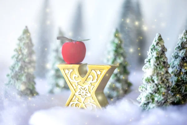 Mini snöiga julgranar i skogen. Bokeh ljus bakgrund — Stockfoto