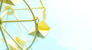 Mavi gökyüzü arka plan ve kopyalama alanı üzerinde oyuncak dönme dolap.