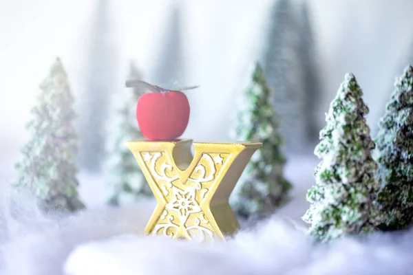 Mini snöiga julgranar i skogen. Bokeh ljus bakgrund — Stockfoto