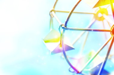 Mavi gökyüzü arka planda oyuncak renkli dönme dolap.