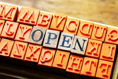 Açık - ahşap arka plan ve kopyalama alanı karşı ahşap tipi pullar izole soyut.