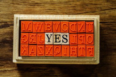 Evet - ahşap arka plan ve kopyalama alanı karşı ahşap türü pullar izole soyut.