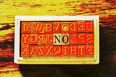 Hayır - ahşap arka plan ve kopyalama alanı karşı ahşap türü pullar izole soyut.