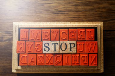 Stop - ahşap arka plan ve kopyalama alanı karşı ahşap türü pullar izole soyut.