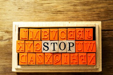 Stop - ahşap arka plan ve kopyalama alanı karşı ahşap türü pullar izole soyut.