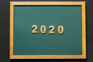 Yeşil tahta ve siyah renk arka plan ve opy alanı izole mantar 2020 seti.