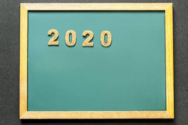 Yeşil tahta ve siyah renk arka plan ve opy alanı izole mantar 2020 seti.