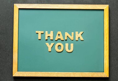 Yeşil tahta ve siyah renk arka plan ve kopyalama alanı izole mantar Thank You seti.
