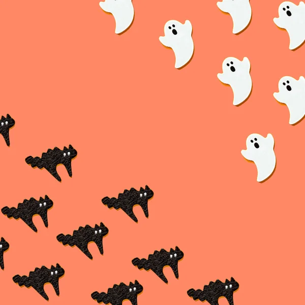 Turuncu renk arka plan üzerinde izole kediler ile beyaz hayaletler kümesi. Cadılar Bayramı süs renkli Tonları. — Stok fotoğraf