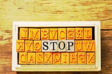 Stop - ahşap arka plan ve kopyalama alanı karşı ahşap türü pullar izole soyut.