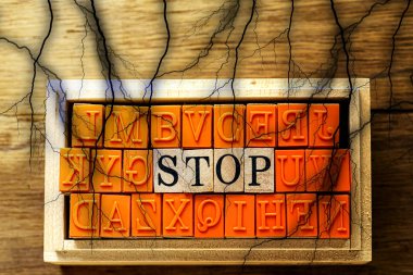 Stop - ahşap türü pullar ve siyah yıldırım veya ahşap arka plan ve kopya space.close up karşı gök gürültüsü izole soyut.