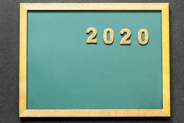 Yeşil tahta ve siyah renk arka plan ve opy alanı izole mantar 2020 seti.