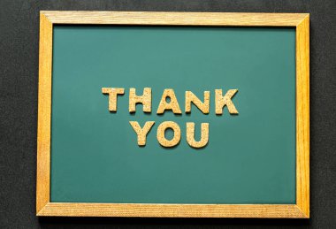 Yeşil tahta ve siyah renk arka plan ve kopyalama alanı izole mantar Thank You seti.