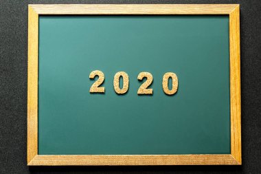 Yeşil tahta ve siyah renk arka plan ve opy alanı izole mantar 2020 seti.