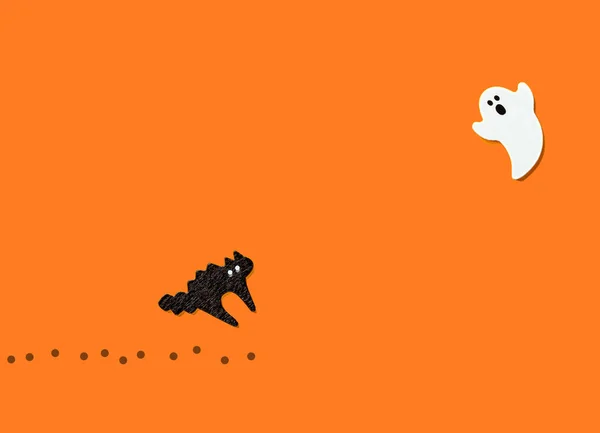 Conjunto de fantasma blanco con gato aislado sobre fondo de color naranja. Adorno de Halloween es colorido Tonos . — Foto de Stock