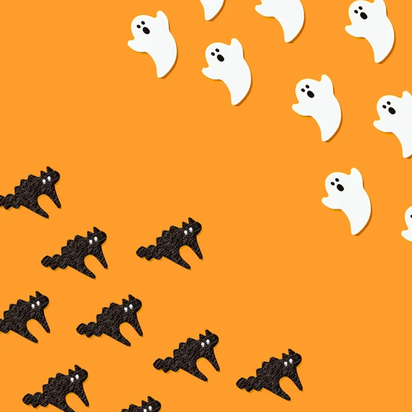 Conjunto de fantasmas blancos con gatos aislados sobre fondo color naranja. Adorno de Halloween es colorido Tonos . —  Fotos de Stock